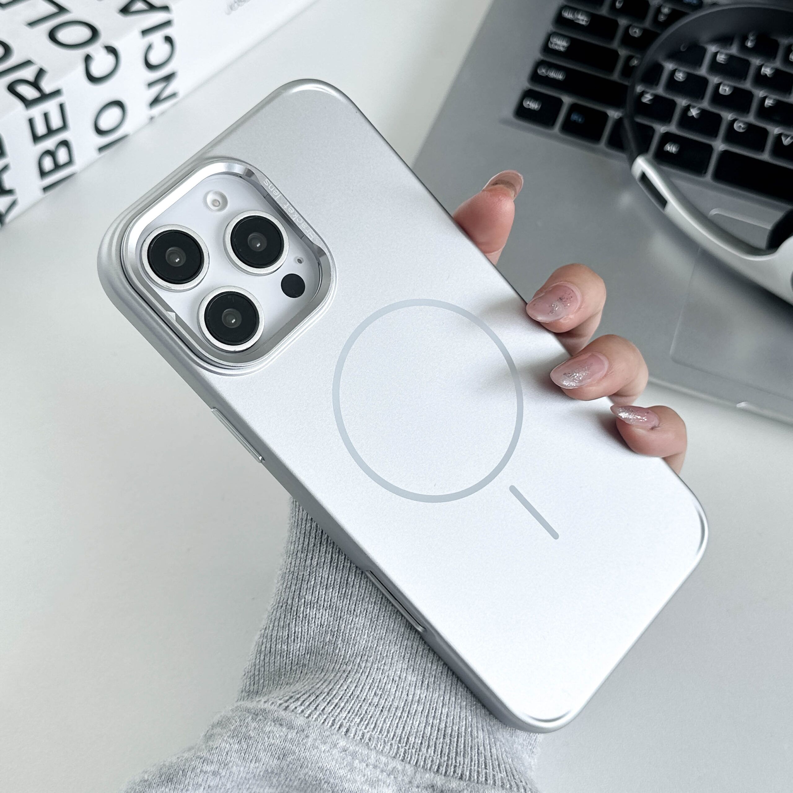 Golossy Camera Stand PC magnetic iphone 17 pro Max Case - Image 2